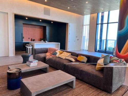 Rainey St condo with rooftop pool, lake view & gym in Austin, USA