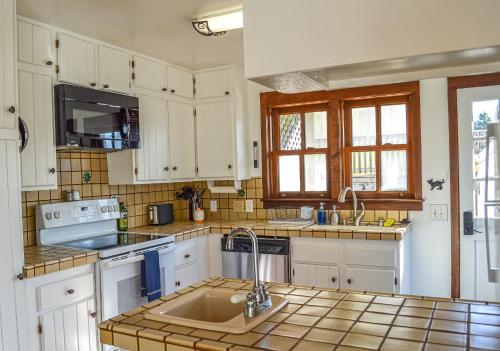 Headlands Inn Bed and Breakfast
