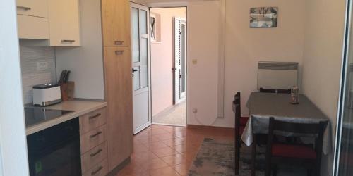 One-Bedroom Apartment with Terrace and Sea View image 4