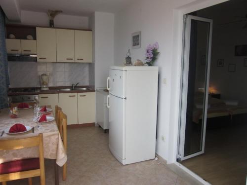 One-Bedroom Apartment with Terrace and Sea View image 5