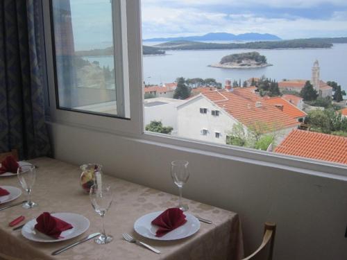 One-Bedroom Apartment with Terrace and Sea View image 4
