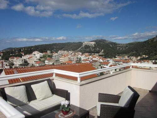 One-Bedroom Apartment with Terrace and Sea View image 1