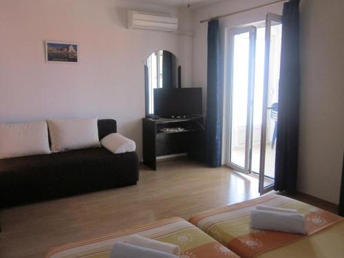 One-Bedroom Apartment with Terrace and Sea View image 9