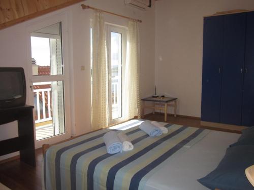 One-Bedroom Apartment with Terrace and Sea View image 10