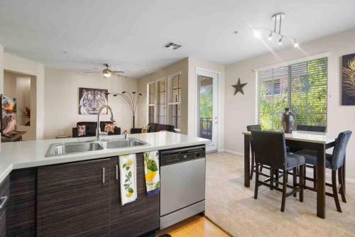 COZY 2BR/2BA ! 5MINtoDisney ! AngelStadium!HondaCenter in Anaheim, USA