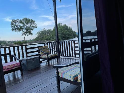 View, Qimmy Riverside Floating Cabin in Kuala Ibai