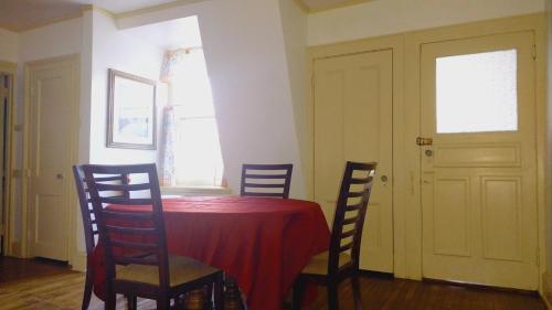 Mini Mansion Hotel near public transportation is the yellow and green house on the corner of 8th st and Madison avenue