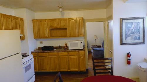 Mini Mansion Hotel near public transportation is the yellow and green house on the corner of 8th st  in Plainfield (NJ)