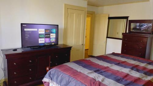 Mini Mansion Hotel near public transportation is the yellow and green house on the corner of 8th st and Madison avenue