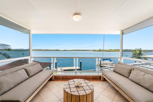 Salty Dayz - Designer Waterfront with Private Pontoon & Pool - Holiday Yamba - image 2