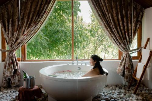 Bathroom, Larisa Resort Manali in Haripur