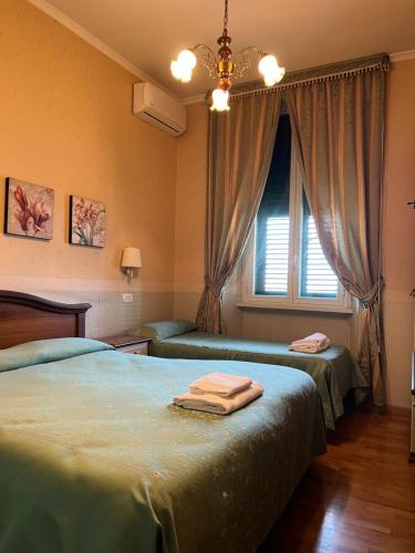 1 double bed, 1 twin bed
