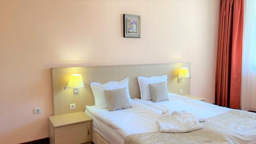 One-Bedroom Suite (3 Adults + 1 Child) - Free Parking