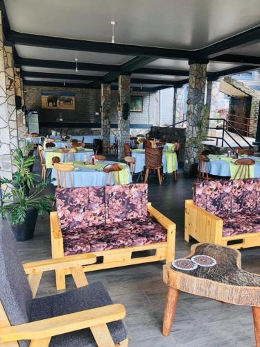 Ravintola, Gipir and Labongo Safari Lodge Ltd in Paraa