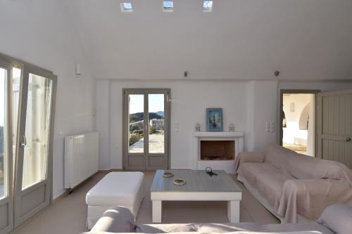 Villa Acqua · Gorgeous pool villa, stunning sea views, helipad!