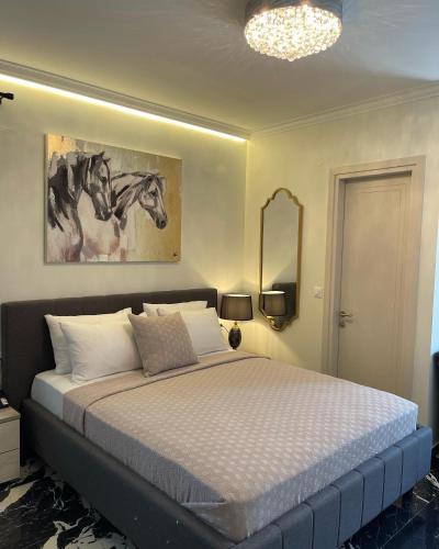 1 queen bed, 1 sofa bed