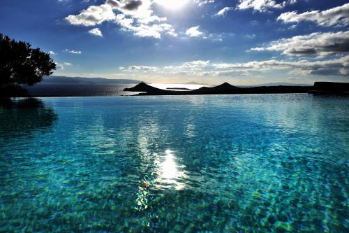 สระว่ายน้ำ, Villa Oliviers · Deluxe Villa - Infinity Pool & Helipad in อากีออส อันเดรียส