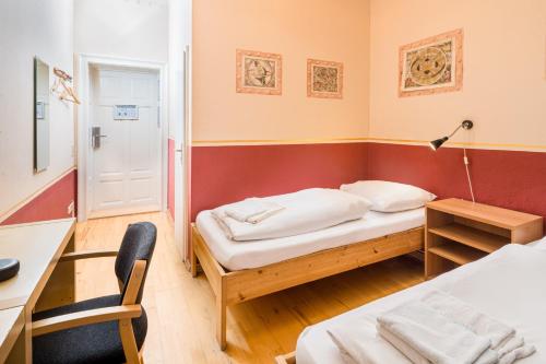 Twin Room image 7
