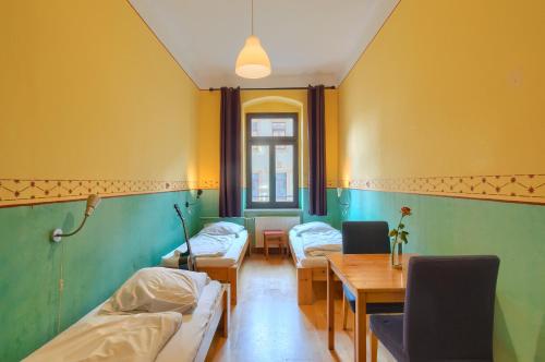 Twin Room with Shared Bathroom image 5