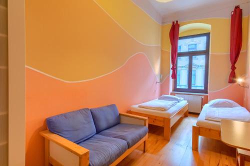 Twin Room with Shared Bathroom image 3