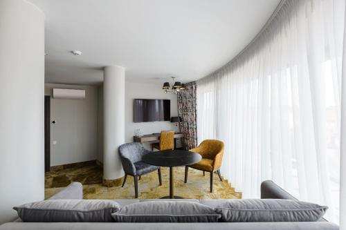room detail thumbnail 1