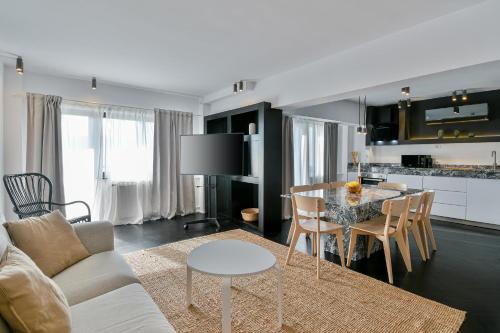 Unirii Center Apartments by Olala Homes Room Type - Four-Bedroom Apartment with Terrace 6.23 Unirii Center Apartments by Olala Homes Room Type - Four-Bedroom Apartment with Terrace 6.23