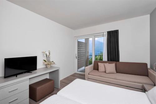 Superior Double Room with Balcony and Lake View