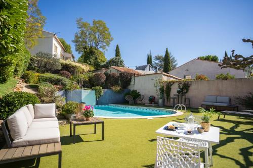 . Logis Hôtel La Fenière