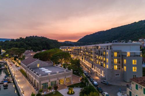 Lazure Hotel & Marina - image 2