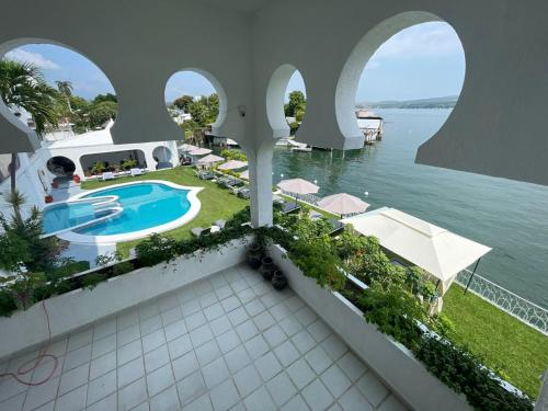 Marina Palace Teques in Tequesquitengo, Mexico