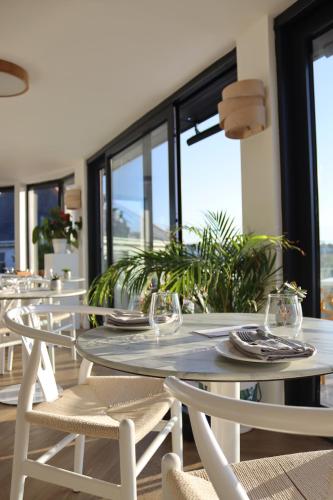 Restaurant, Porth Beach Hotel in Trevelgue