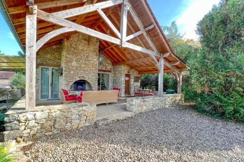 Beautiful guest house for two people on the bank of the Dordogne river