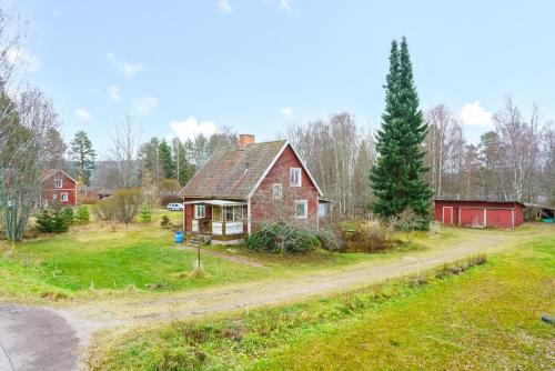 . Charming cottage in Dalarna with a river view