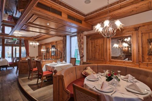 餐厅, 锡吉什瓦拉宾德布比美居水疗酒店 (Mercure Sighisoara Binderbubi Hotel & Spa) in 锡吉什瓦拉