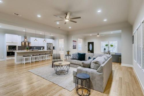 NEW 4 BDRM Home off St Mary’s Mins To Pearl/River! in San Antonio, USA