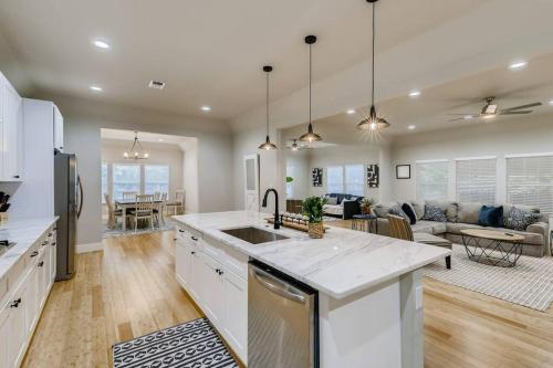 NEW 4 BDRM Home off St Mary’s Mins To Pearl/River! in San Antonio, USA