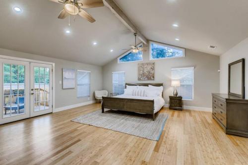 NEW 4 BDRM Home off St Mary’s Mins To Pearl/River! in San Antonio, USA
