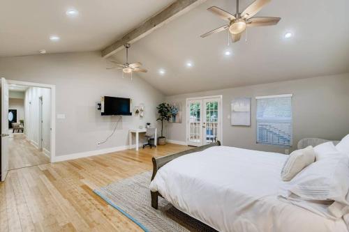 NEW 4 BDRM Home off St Mary’s Mins To Pearl/River! in San Antonio, USA