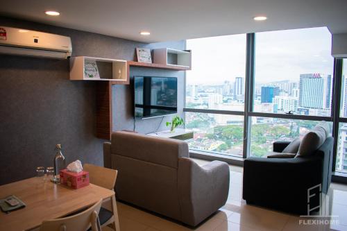 Shared lounge/TV area, NETFLIX-Pinnacle PJ, Fantastic City View, 1-6 Guests Designed Duplex Home by Flexihome-MY near Taman Paramount LRT Station