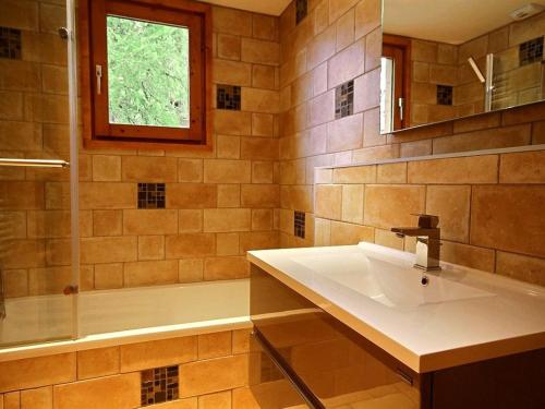 Chalet rénové 10 pers, terrasse et jacuzzi, près des pistes - FR-1-455-155 (Chalet renove 10 pers, terrasse et jacuzzi, pres des pistes - FR-1-455-155) in לה פלגנה