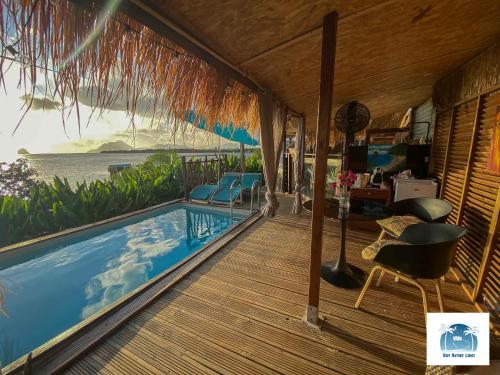Deluxe Double Room with Sea View image 2