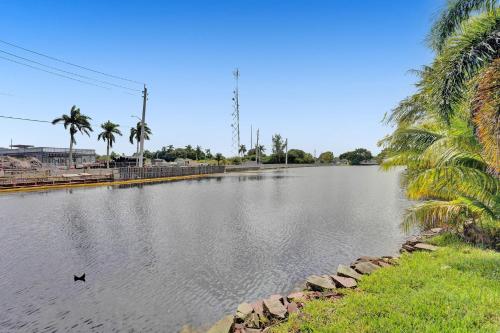 Casa Lago 5BR Waterfront Home & Pool Near Hard Rock Casino