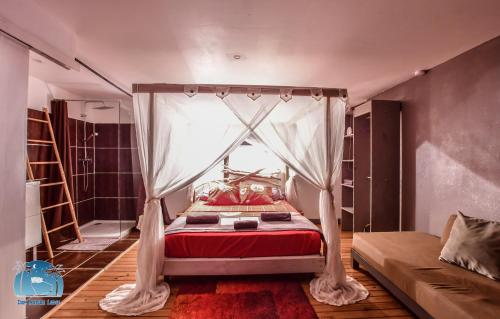 Double Room with Spa Bath image 8