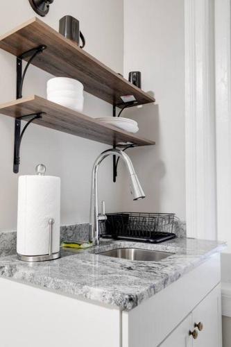 G1 central location museums FREE PARKING near Virginia Tudományos Múzeum