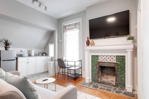 G6 central location museums FREE PARKING near Virginia Tudományos Múzeum