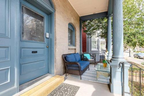 G6 central location museums FREE PARKING near Virginia Tudományos Múzeum