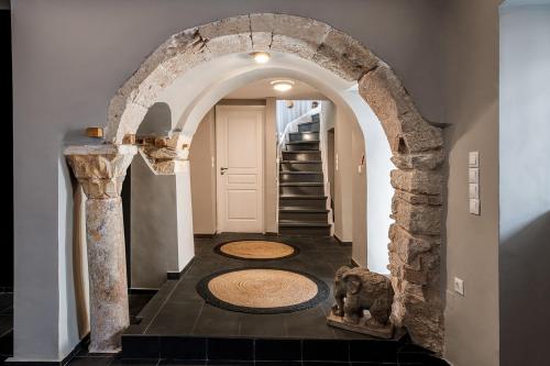 The Hadrian Wall - A Historic Acropolis Villa – Athens, NY