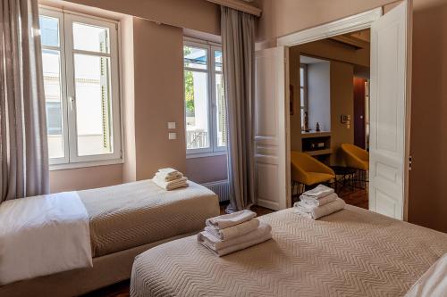 The Hadrian Wall - A Historic Acropolis Villa – Athens, NY
