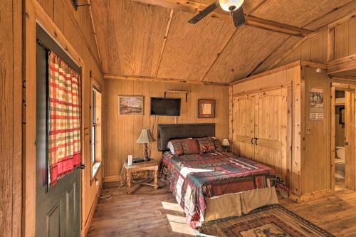 . Happy Camper Log Cabin in Lake Community!