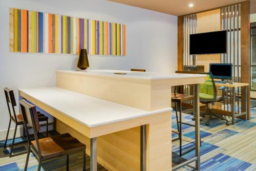 Holiday Inn Express & Suites Ft. Washington - Philadelphia